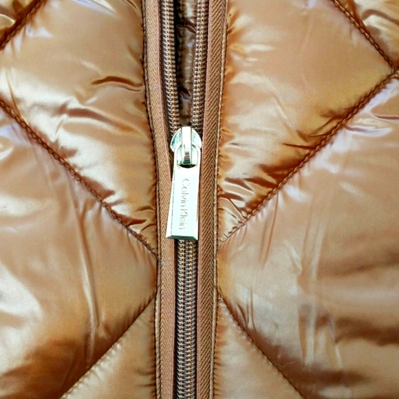A cozy puffer coat with a shine finish. Calvin Klein. 7 F warmth factor size XS - Picture 4 of 12